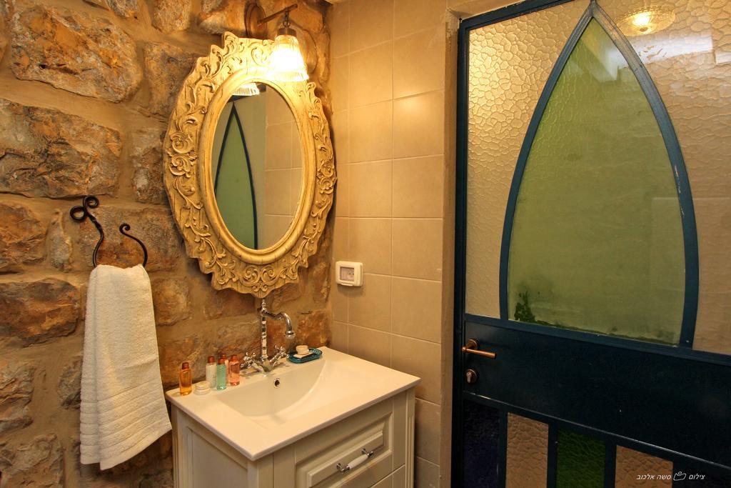 Beit Ha'Omanim Hotel Сафед Стая снимка